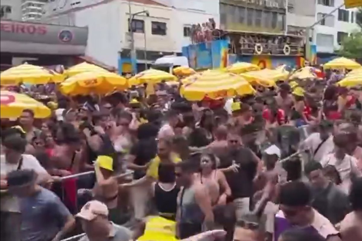Vídeo mostra bloco com DJ Calvin Harris em São Paulo com apresentação paralisada após empurra-empurra e foliões passarem mal