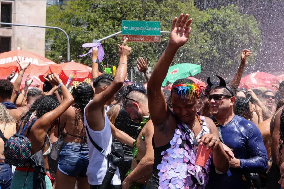 Com dois blocos simultâneos, Consolação tem tumulto e grades derrubadas por multidão