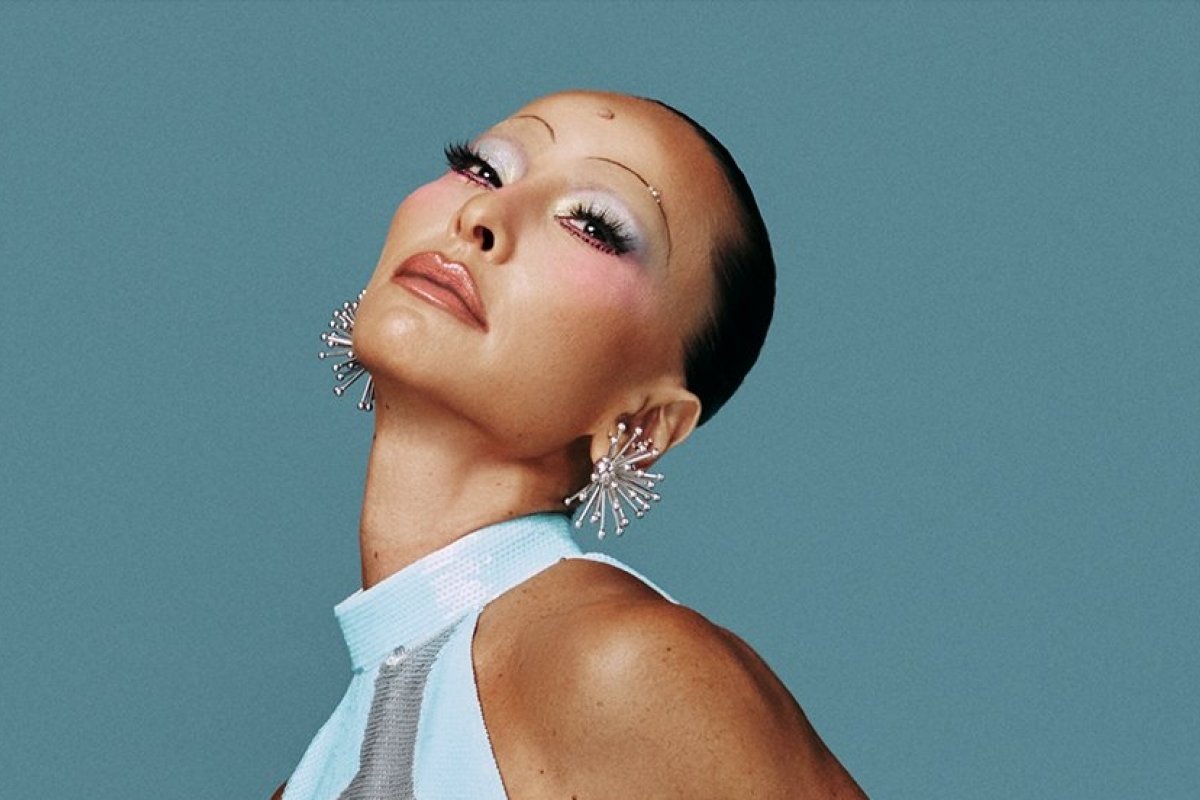 Sabrina Sato surge  sobrancelha ultrafina em segundo look do aniversário! 