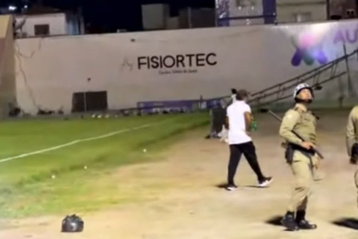 Vídeo: torre de iluminação cai após empate entre Juazeirense e Bahia e interrompe coletiva de Ceni