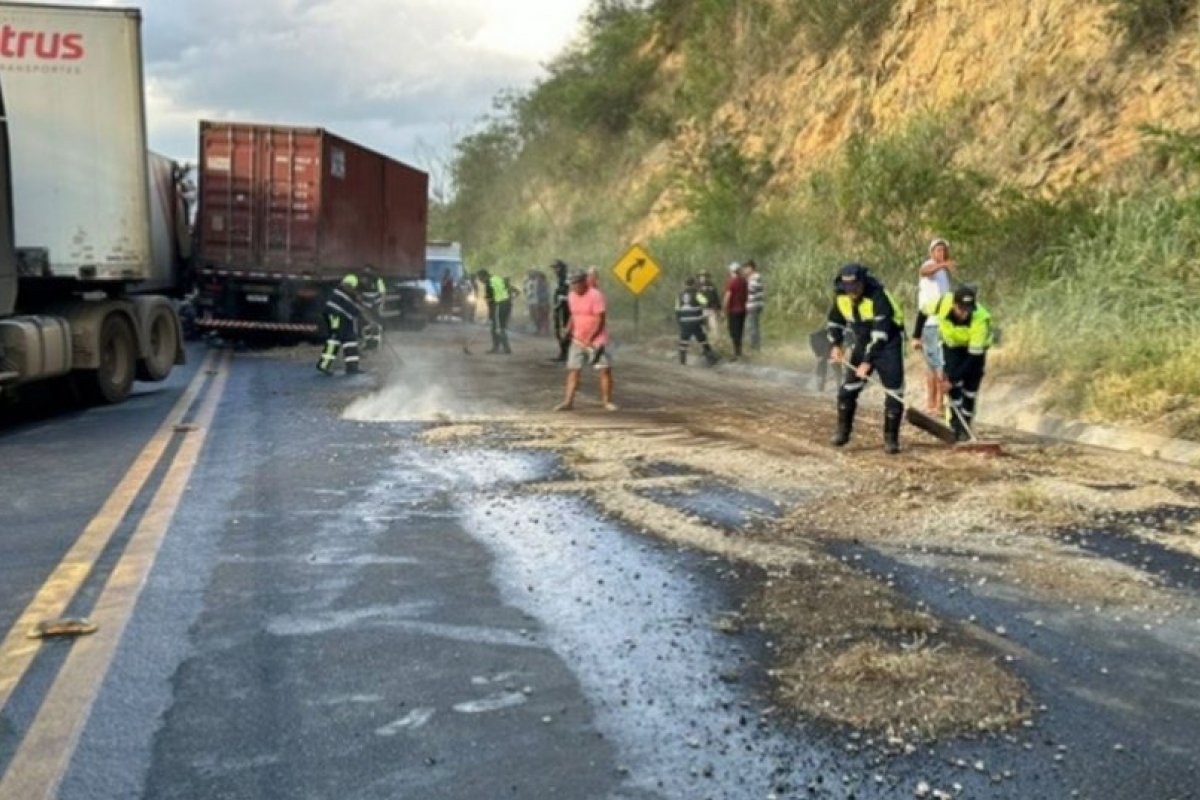 Motorista morre em acidente com três carretas na BR-116, sudoeste da Bahia