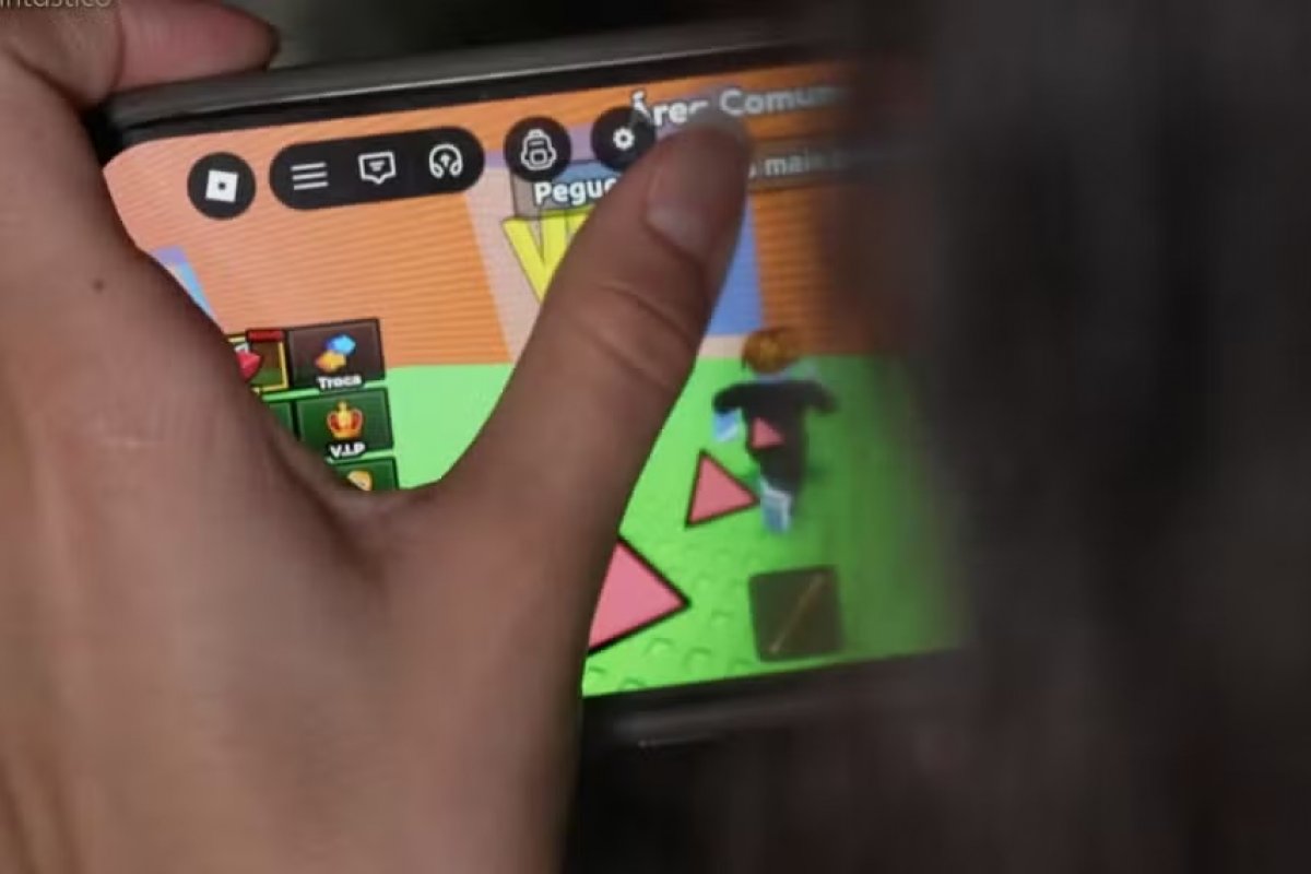 Mãe denuncia abuso sexual de menina de 11 anos após aliciamento no Roblox