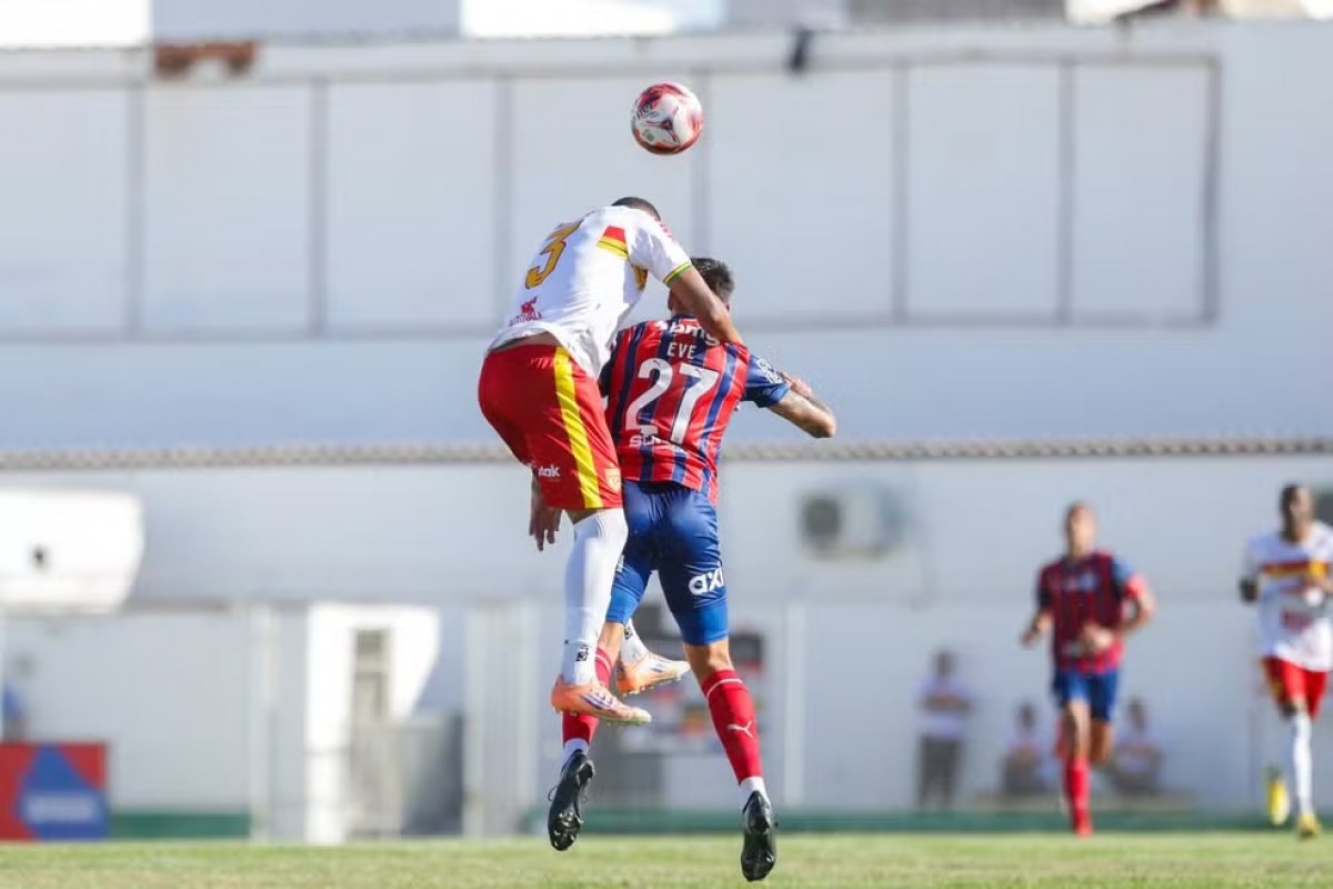 Bahia X Juazeirense: árbitro põe em súmula invasão de campo e queda de torre de iluminação do estádio