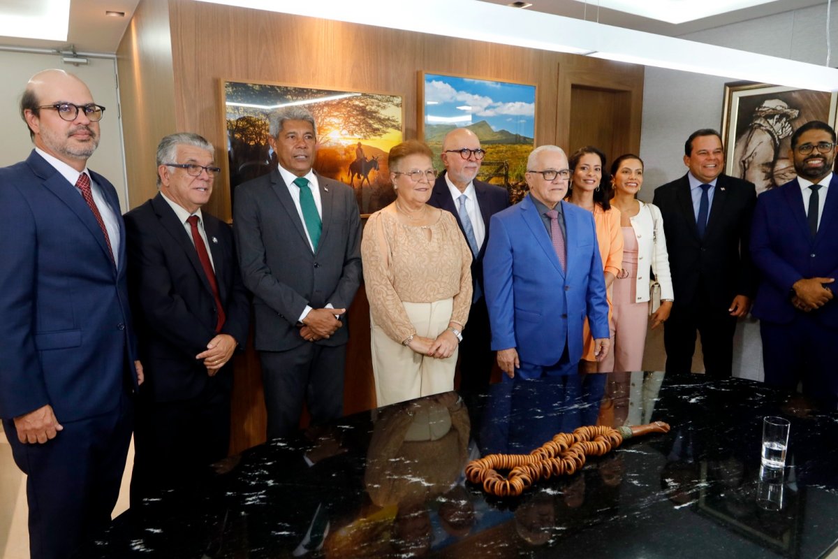 Ex-deputado Josias Gomes toma posse como conselheiro do TCE-BA