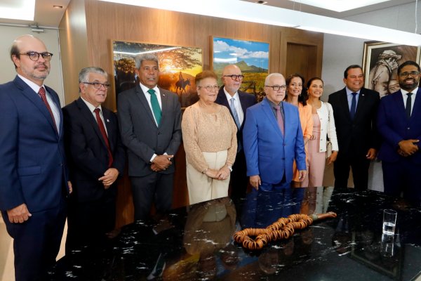 [Ex-deputado Josias Gomes toma posse como conselheiro do TCE-BA]