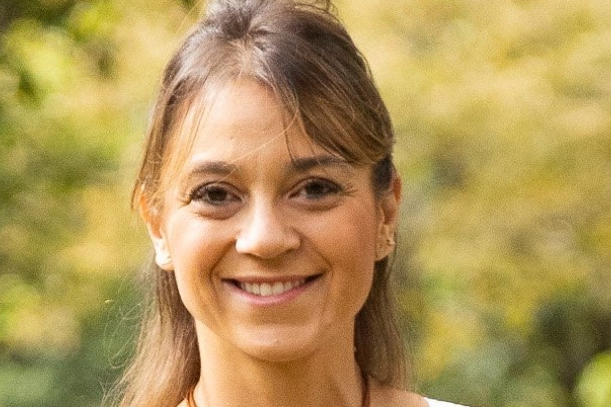 Especialista explica como pequenas pausas e cuidados simples ajudam a curtir a folia sem sobrecarregar corpo e mente, evitando que o excesso cobre um preço alto depois! 