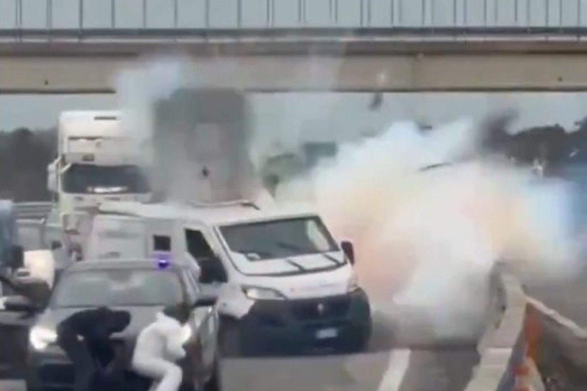 Vídeo: Grupo de homens armados bloqueia via e explode carro-forte na Itália