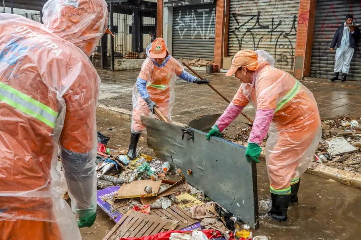 Brasileiros que recebem acima de cinco salários mínimos se preocupam mais com o lixo, aponta pesquisa 