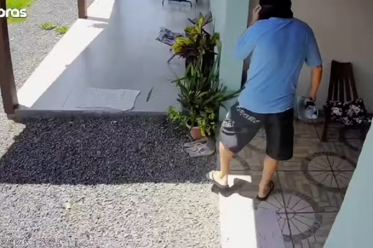 Vídeo: Homem é preso acusado de invadir casa e tentar abusar sexualmente de vizinha  