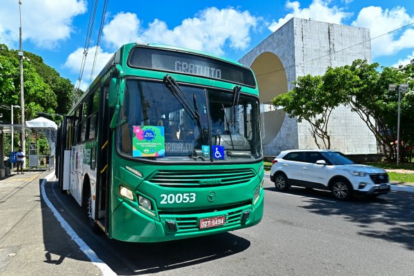 [Carnaval de Salvador terá ônibus gratuito 24h entre os circuitos]