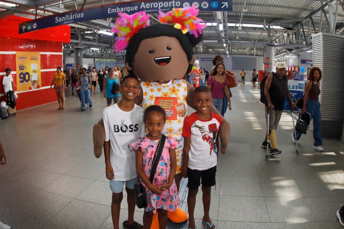 Estações do metrô de Salvador recebem ações de cuidado e combate à exploração infantil