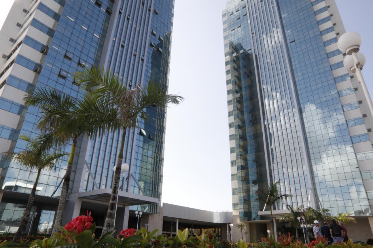 TRT mantém demissão por justa causa de funcionária filmada trabalhado em outro estabelecimento durante período de atestado médico