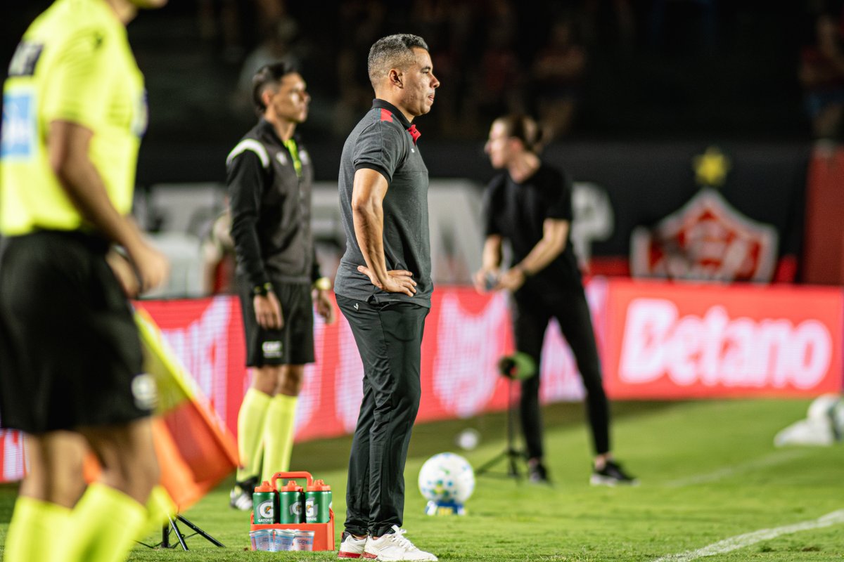 Jair vê melhor atuação do Vitória sob seu comando e projeta manutenção da base