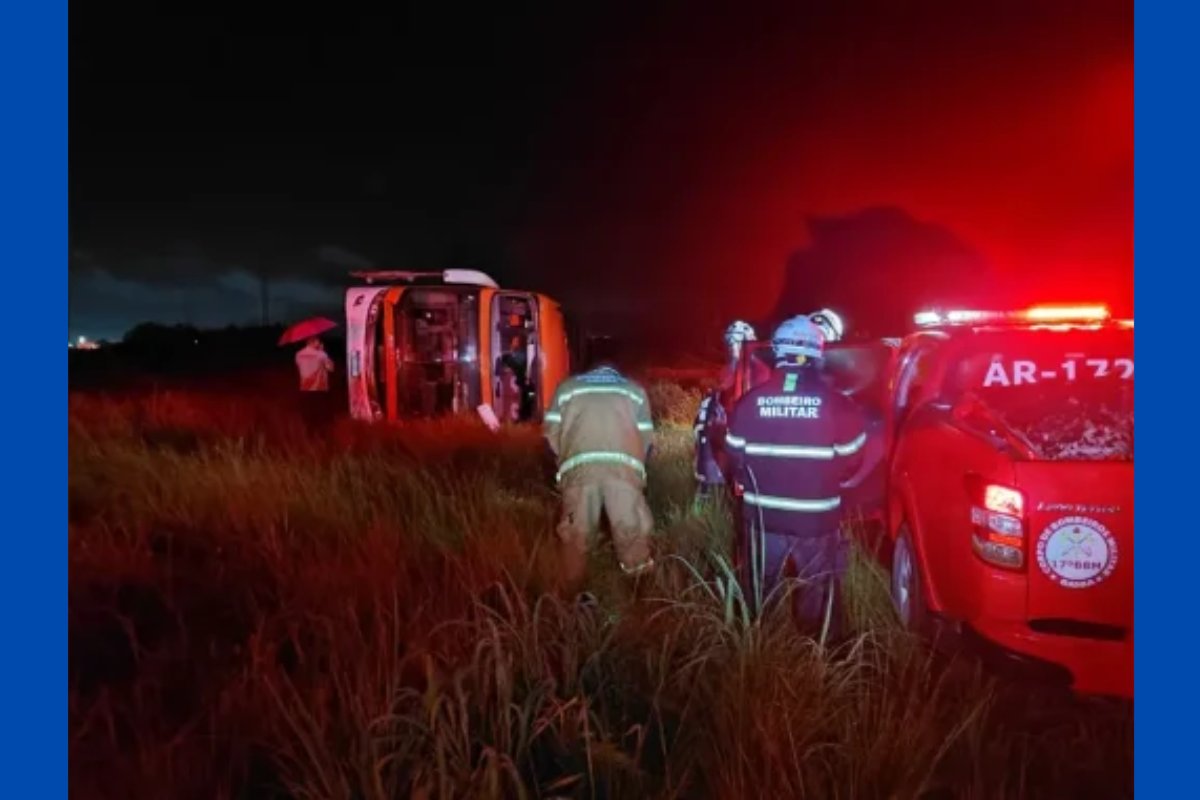Ônibus com 42 passageiros tomba em rodovia no oeste baiano