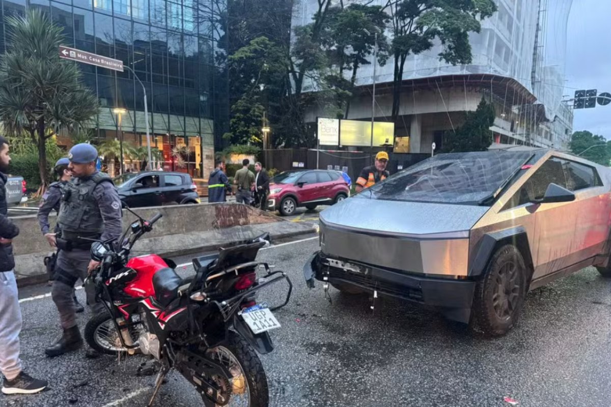 Motociclista morre após ser atingido por carro Tesla Cybertruck na Zona Sul de SP