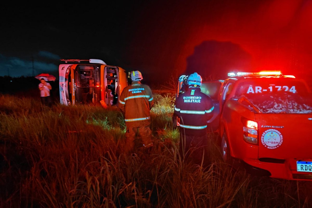 Ônibus capota na BR-020 e deixa mais de 10 feridos