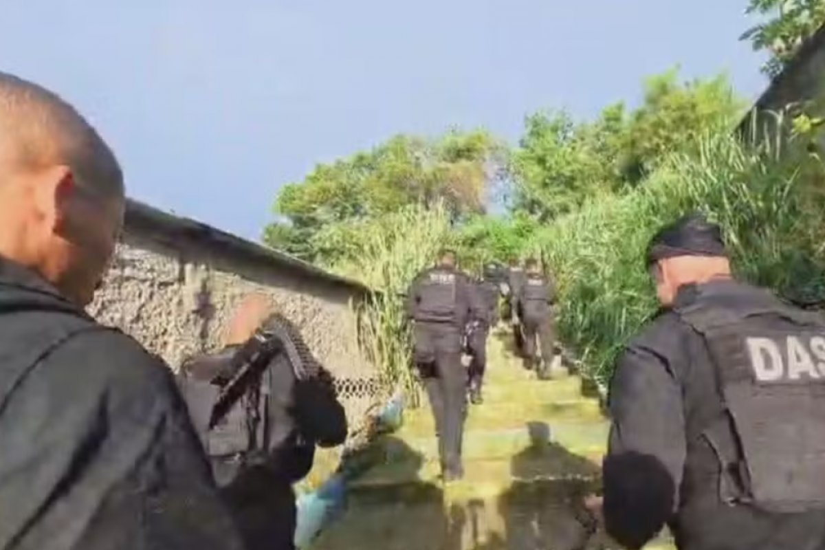 Vítima de estupro coletivo, menina de 13 anos só foi liberada após criminosos receberem ligação 