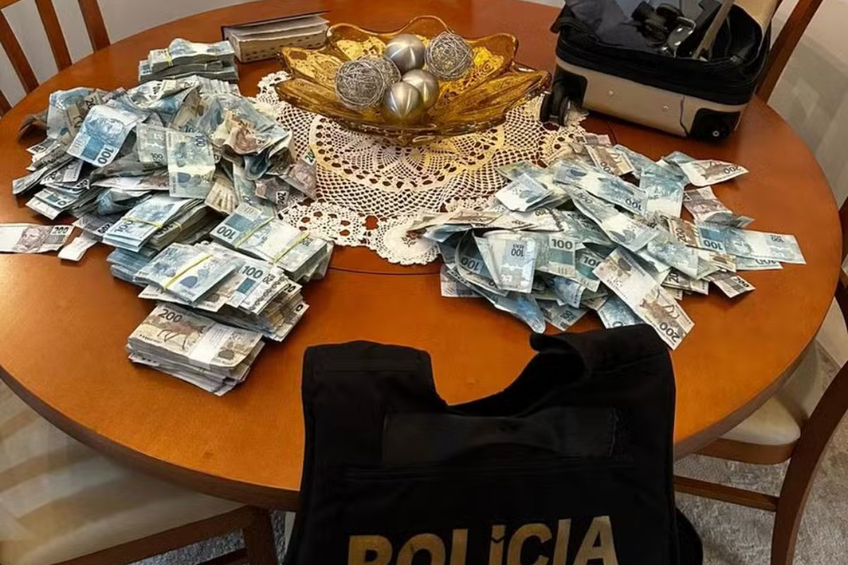 Caso Master: homem que jogou R$ 400 mil pela janela em SC passa a ser investigado pela PF
