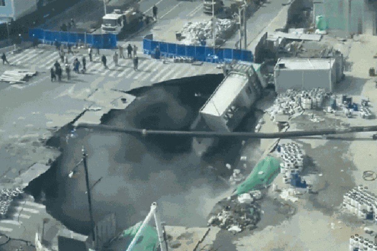 Vídeo: rua de Shangai desaba, forma enorme cratera e assusta população na China