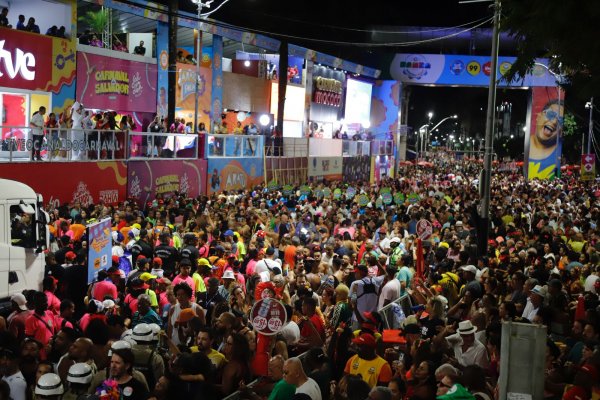 [Ao som do samba, Salvador dá início ao maior Carnaval de rua do mundo]