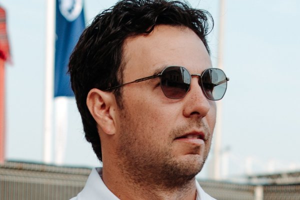 [Checo Pérez e Valtteri Bottas vestem Tommy Hilfiger durante os testes de pré-temporada no Bahrein! ]