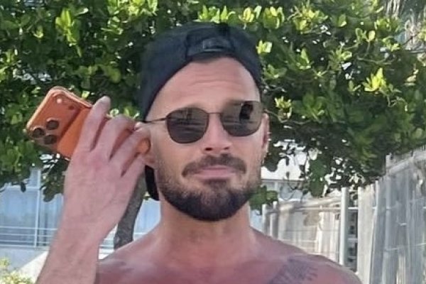 [Solteiro, Ricky Martin desembarca no Rio de Janeiro para curtir o Carnaval!]