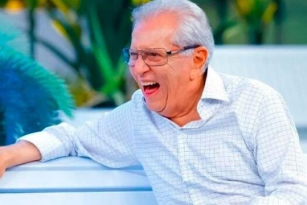 [Aos 89 anos, Carlos Alberto de Nóbrega renova contrato com o SBT!   ]