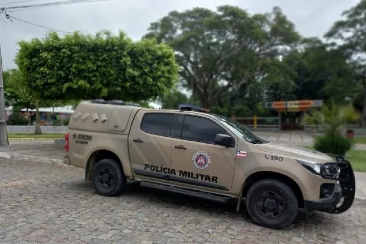 Mulher é presa após mandar filhos de 2 e 8 anos para escola sozinhos