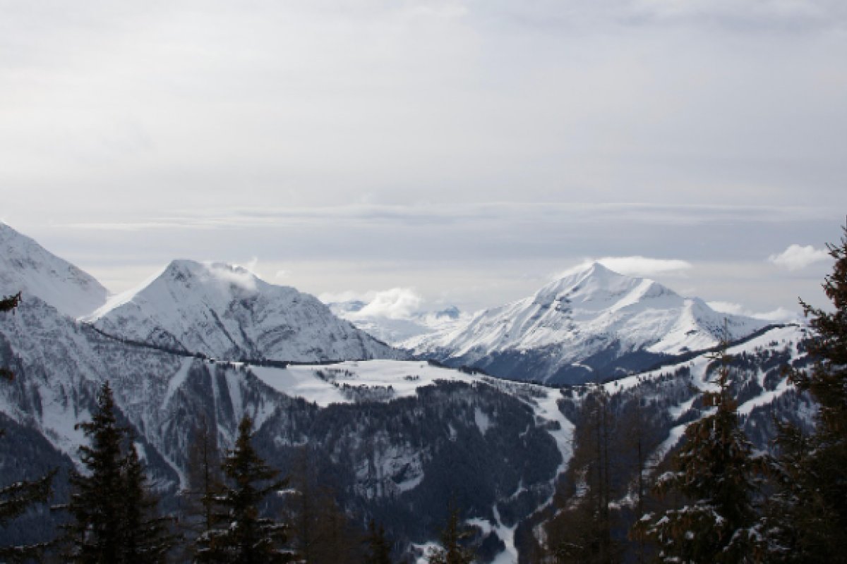 Avalanche mata três esquiadores em área fora de pista nos Alpes franceses