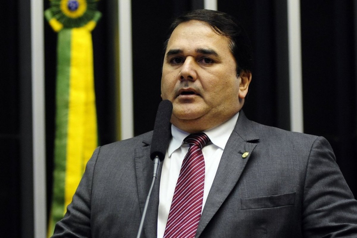 Ex-deputado suspeito de liberar motim da polícia no Ceará tem prisão decretada