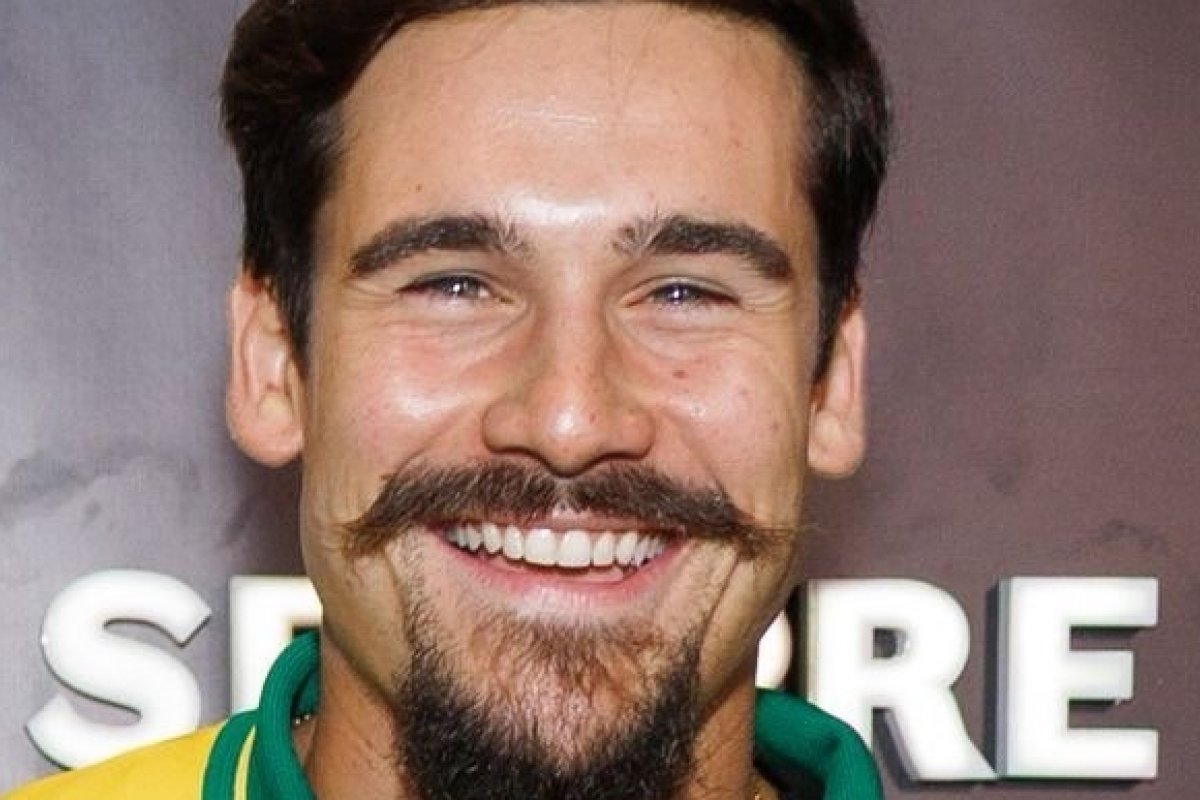 Em uma verdadeira maratona de gravações,  Nicolas Prattes tira um tempinho para prestigiar o Carnaval de São Paulo! 