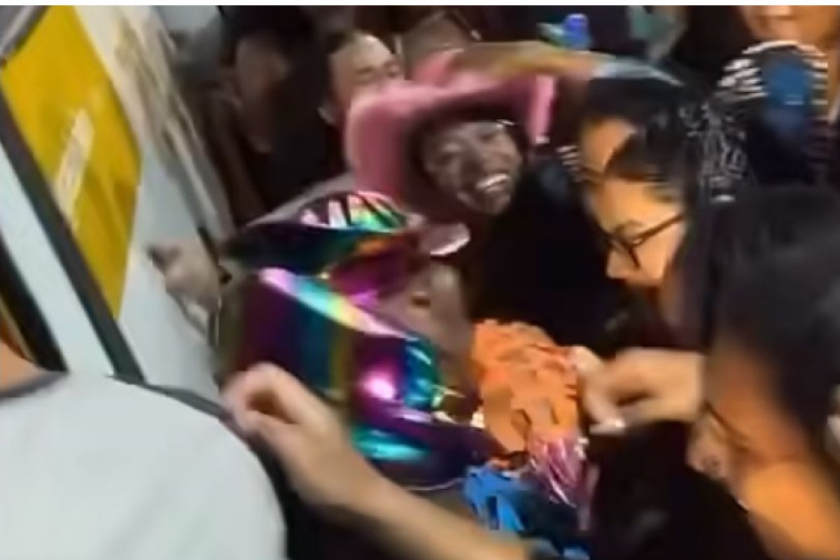 Vídeo: folião reclama de ônibus superlotado no Carnaval de Salvador: “surreal isso daqui”