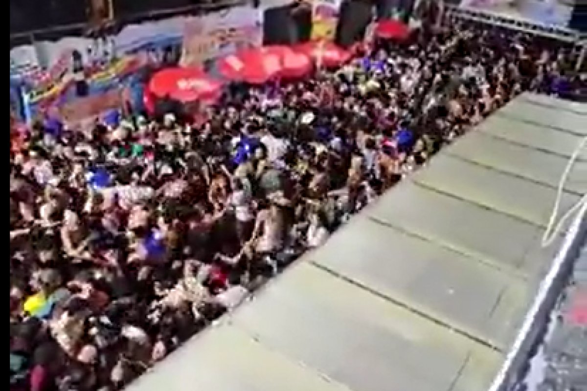 Vídeo: foliões caem e são pressionados contra grades durante passagem de Anitta na Barra