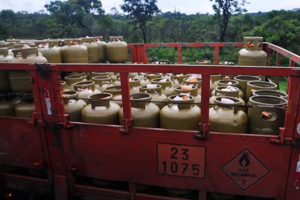 [Lula sanciona lei que cria o programa Gás do Povo e garante botijão gratuito a famílias de baixa renda]