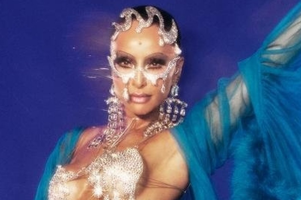 De biquíni cavado Sabrina Sato quebra a internet com o primeiro look do sábado de Carnaval! 