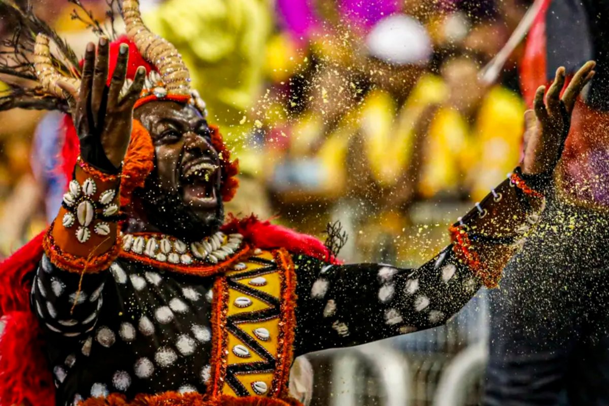Desfiles das Escolas de Samba acontecem neste domingo (15); saiba onde assistir, ordem e horários