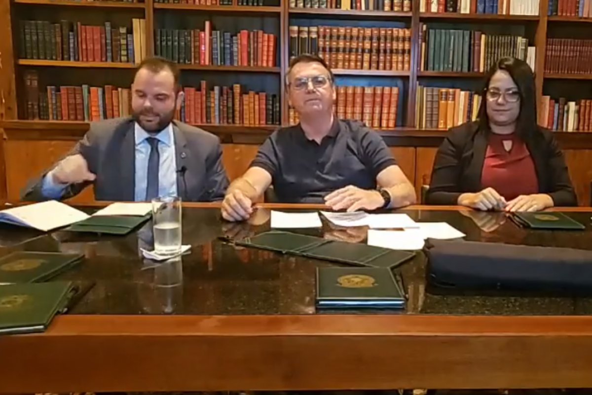 "Piada é a Folha de S. Paulo", rebate Bolsonaro