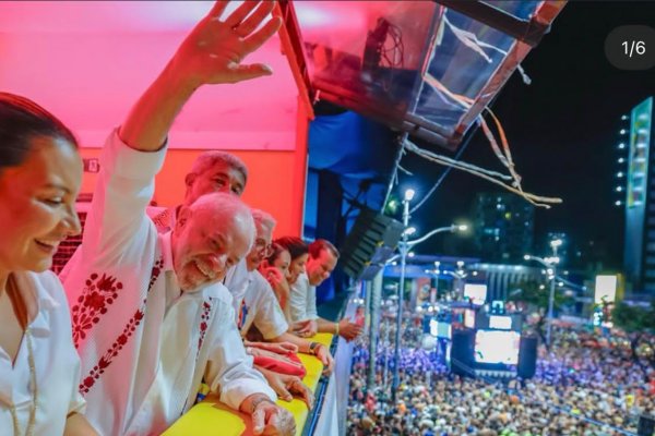 [Lula desembarca no Rio de Janeiro após curtir Carnaval na Bahia ]