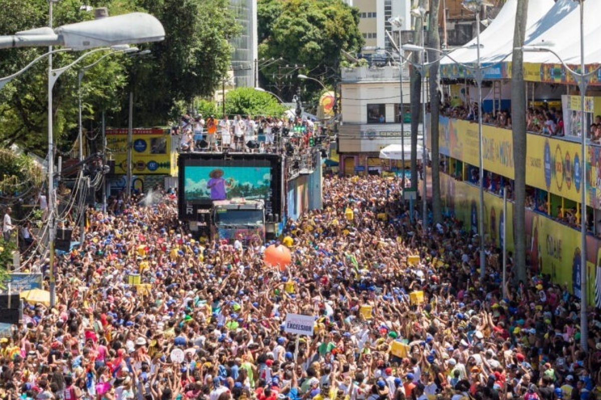 Idoso é preso no Carnaval de Salvador por ameaça e injúria racial