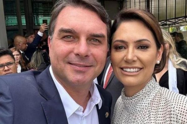 [Michelle recua e escolhe não apoiar Flávio Bolsonaro para a Presidência em 2026, diz jornal]