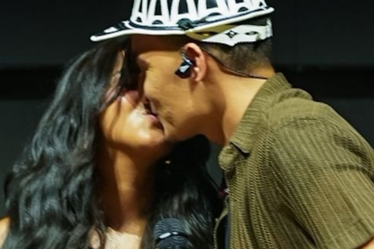 João Gomes declara amor e exalta a beleza da esposa, Ary Mirelle, durante show no Camarote Salvador!