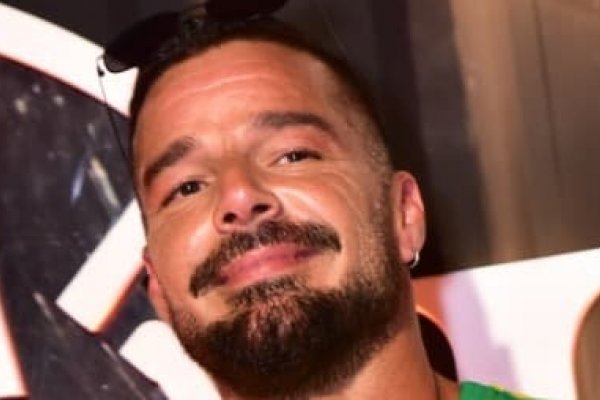 [ Quase 30 anos depois de sua última passagem pelo Carnaval do Rio,   Ricky Martin curte primeiro dia na Sapucaí!   ]