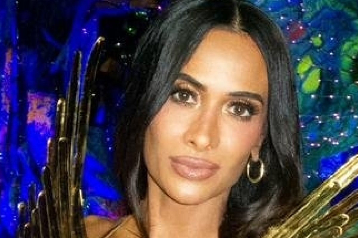 Silvia Braz brilha na Marquês de Sapucaí como musa do Camarote N1 pelo 5º ano consecutivo!