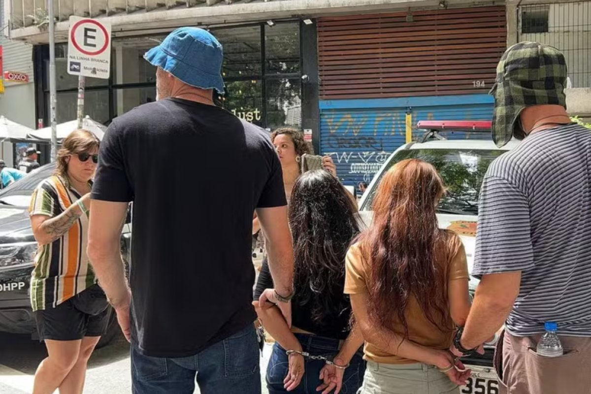 Policiais fantasiados de personagens da Turma do Chaves prendem 5 suspeitos em SP