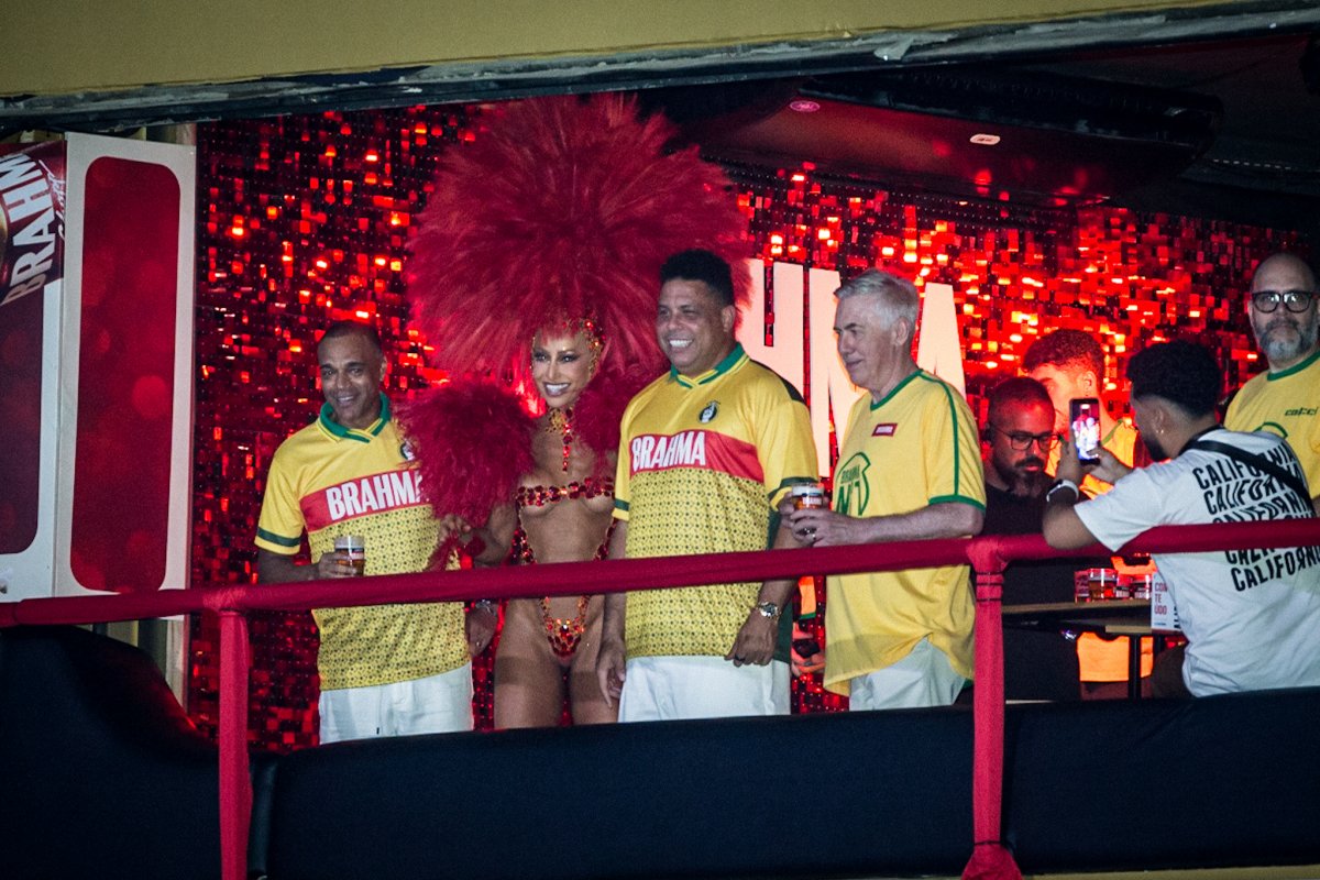 Copa do Mundo e Carnaval se encontram: Ancelotti, Ronaldo, Denilson e Sabrina Sato na Sapucaí!