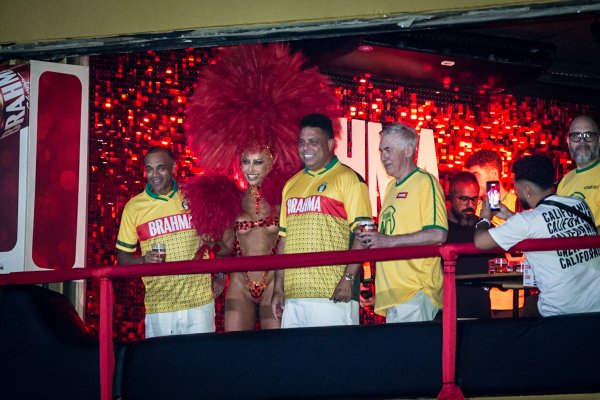 [Copa do Mundo e Carnaval se encontram: Ancelotti, Ronaldo, Denilson e Sabrina Sato na Sapucaí! ]
