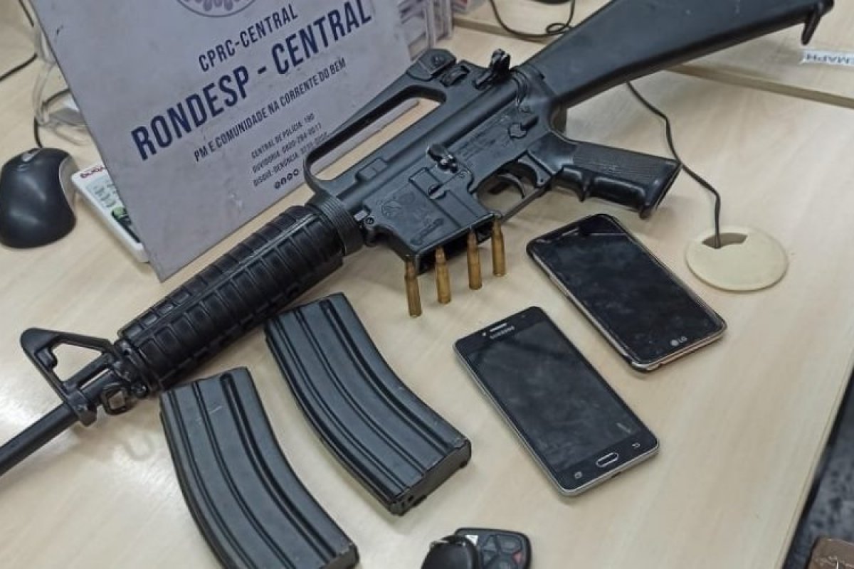 Fuzil-AR 15 é achado dentro de carro, em Simões Filho