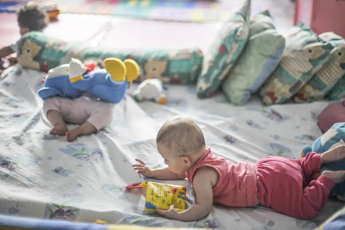 Pobreza compromete desenvolvimento motor de bebês a partir dos 6 meses, aponta estudo