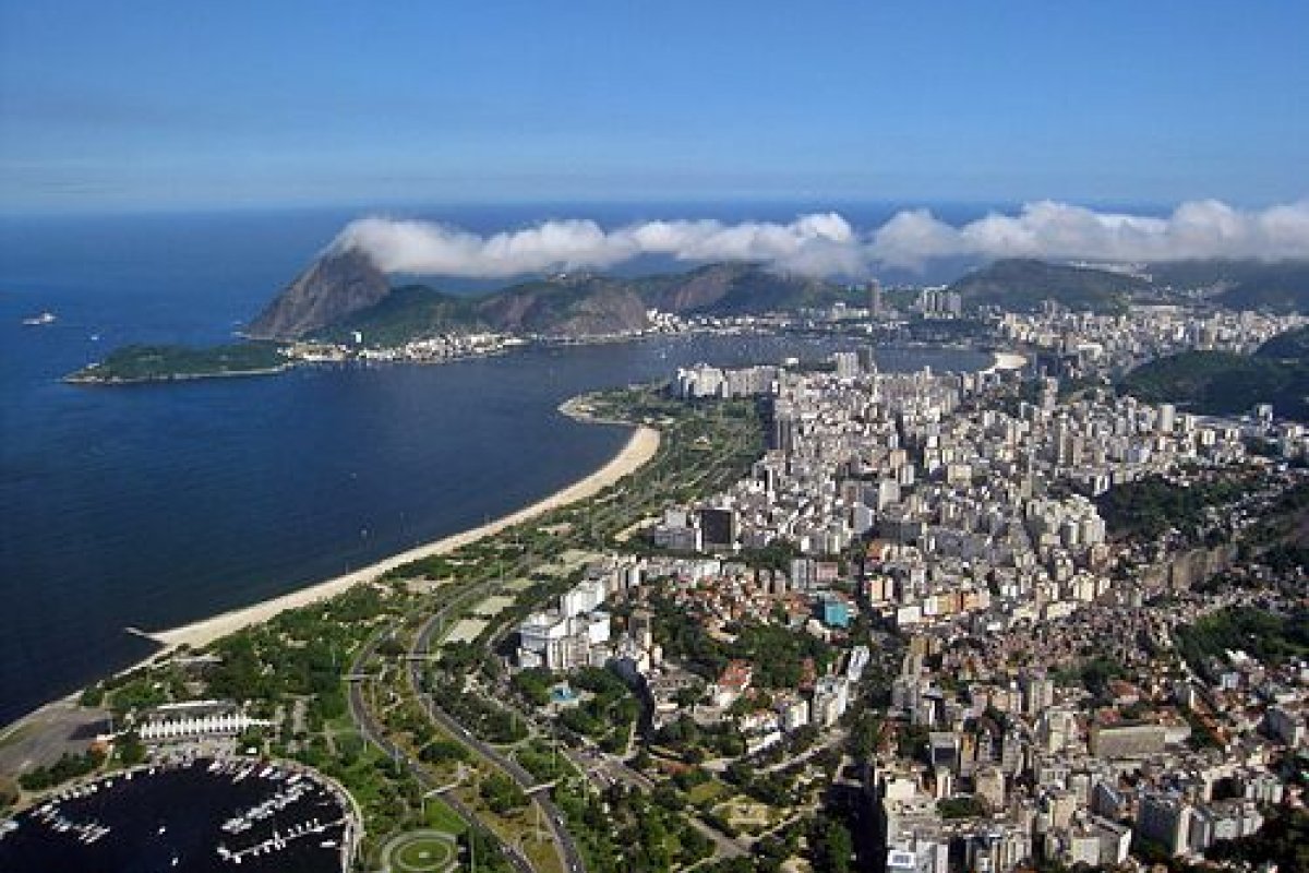 Em área arborizada do Rio, foliões procuram árvores para fugir do calor em blocos