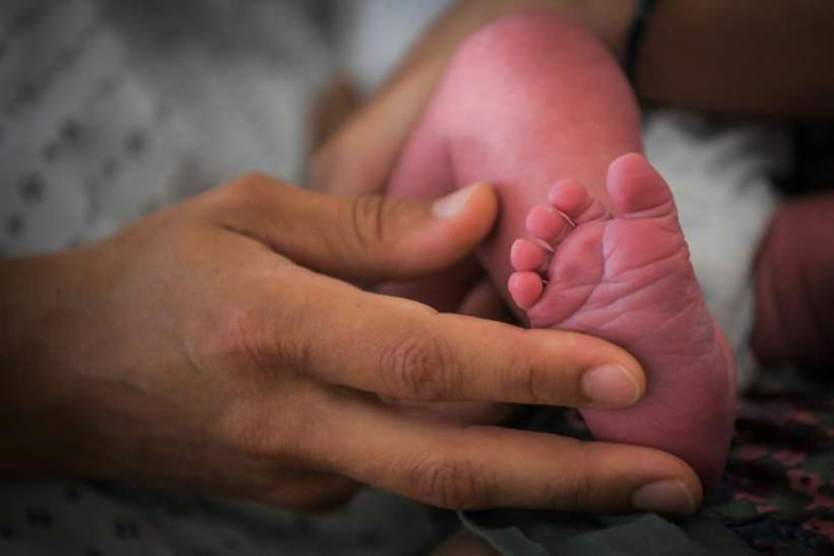 Mãe mata filha de 46 dias de idade asfixiada com travesseiro